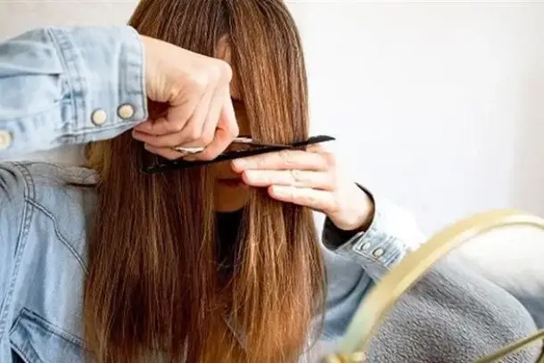 اكتشف دلالات رؤية قص الشعر في المنام للعزباء والمتزوجة والرجل، وما تعنيه هذه الرؤيا من تحولات نفسية أو رغبة في التجديد…