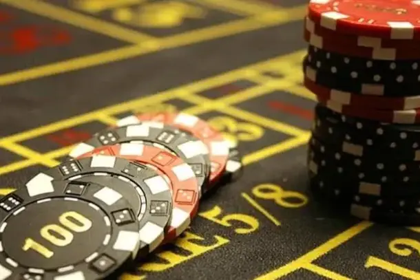 يكشف حلم لعب القمار عن دلالات تتعلق بالتهور والمخاطرة في حياة الرائي، كما يشير إلى الحاجة لتحمل المسؤولية أو اغتنام الفرص…