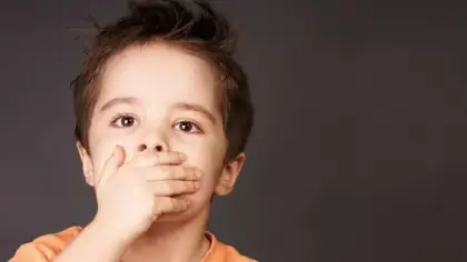 لماذا تضر بعض كلماتك أطفالك أكثر مما تنفع؟