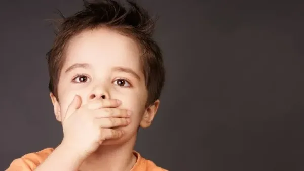 لماذا تضر بعض كلماتك أطفالك أكثر مما تنفع؟