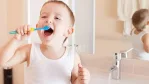 كيف تجعل طفلك يحب تفريش أسنانه يومياً؟