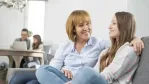 كيف تكونين أقرب صديقة لابنتك المراهقة وتكسبين ثقتها؟