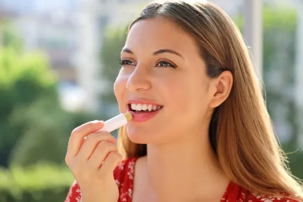 زيت الشفاه ومرطب الشفاه: كيف تختار الأنسب لشفاهك؟