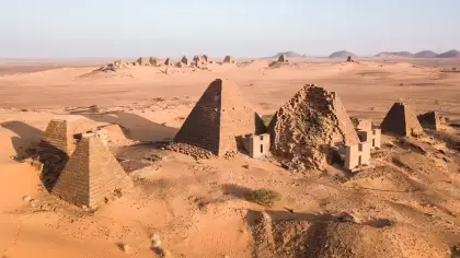 ما هي الدولة التي تحتوي على أكبر عدد من الأهرامات في العالم؟