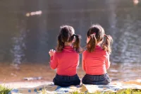 لماذا يواجه التوائم تأخراً في النمو خلال الطفولة المبكرة؟