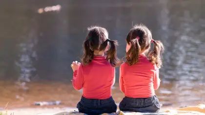 لماذا يواجه التوائم تأخراً في النمو خلال الطفولة المبكرة؟