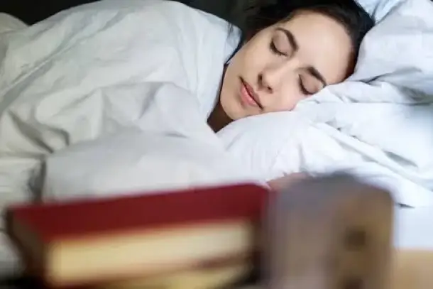 توضح الموسوعة تفسيراً لأبرز الأحلام الشائعة مثل الضياع، السقوط، وتساقط الأسنان. تستكشف المقالة دلالاتها النفسية والرمزية في…