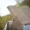 كيف تحمي نفسك من التوتر والمعلومات المضللة بتغيير بسيط في القراءة؟