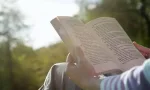 كيف تحمي نفسك من التوتر والمعلومات المضللة بتغيير بسيط في القراءة؟