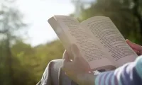 كيف تحمي نفسك من التوتر والمعلومات المضللة بتغيير بسيط في القراءة؟