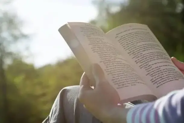 اكتشف كيف تساعد مهارة القراءة العميقة في تعزيز التركيز وتقليل التوتر الناتج عن التصفح السريع، وتوفر لك فهماً نقدياً…