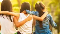 كيف يحمي دعم الأصدقاء المراهقين من السلوكيات الخطرة؟