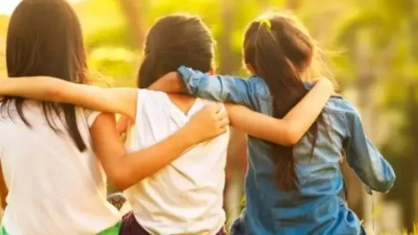 كيف يحمي دعم الأصدقاء المراهقين من السلوكيات الخطرة؟