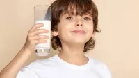 كيف تضمن حصول طفلك على الكالسيوم الكافي لعظام قوية؟