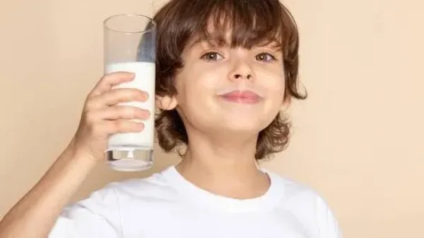 كيف تضمن حصول طفلك على الكالسيوم الكافي لعظام قوية؟