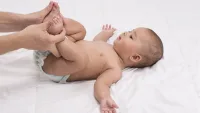 كيف تساعدين طفلك الرضيع على التخلص من الإمساك طبيعياً؟