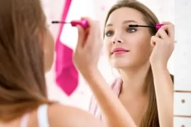 وضع المكياج في المنام للمرأة