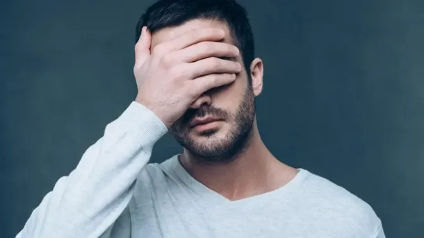 يواجه الكثيرون صعوبة في تذكر وجوه الأشخاص أو أسمائهم بعد اللقاء الأول، وهي مشكلة شائعة يمكن تحسينها ببعض الاستراتيجيات الفعا…