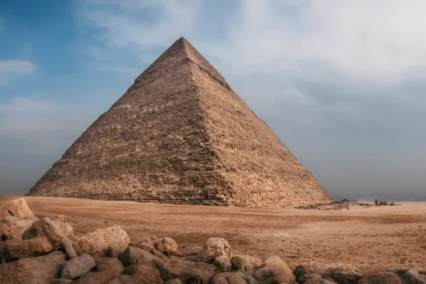 يُعد الهرم الأكبر بالجيزة تحفة معمارية صمدت لآلاف السنين في وجه الزلازل القوية، مثل زلزال عام 1847 بقوة 6.8 درجة وزلزال ال…