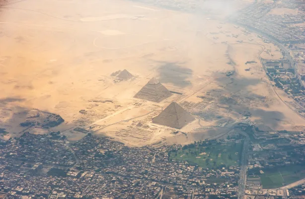 أهرامات الجيزة: أسرارها الخفية واكتشافاتها الحديثة