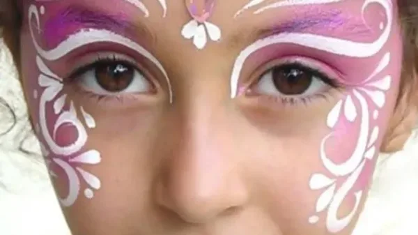 معنى الرسم على الوجه في المنام وحالاته المختلفة