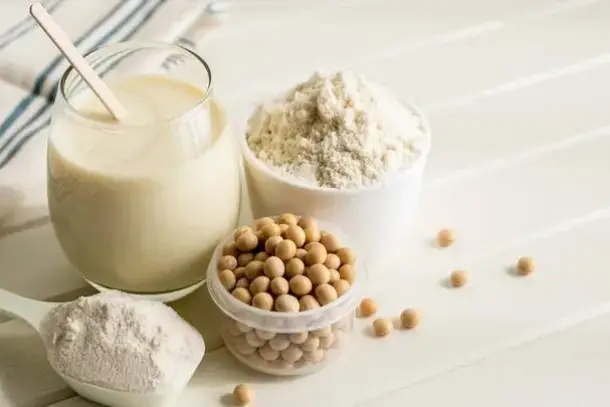 مقارنة بين القيم الغذائية للحليب البقري وأنواع الحليب النباتي المختلفة وتأثيرها على وزن الجسم