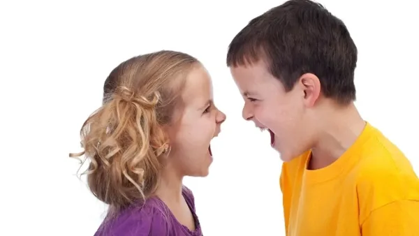 متى يصبح شجار الأشقاء عنفاً خطيراً على الصحة النفسية؟