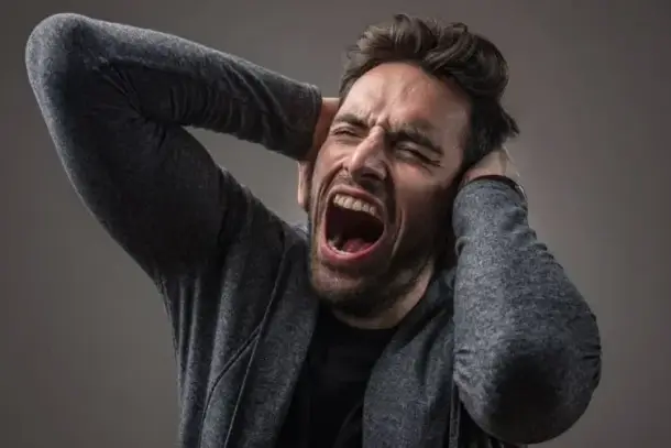تأويل رؤيا الغضب في المنام وما قد تعكسه من ضغوط نفسية أو تحولات حياتية.