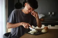 لماذا نبكي عند تقطيع البصل وكيف نوقف الدموع؟