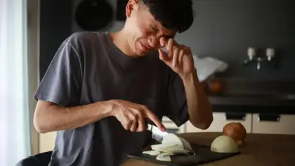 لماذا نبكي عند تقطيع البصل وكيف نوقف الدموع؟