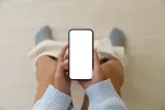 هل استخدام الهاتف في الحمام يسبب البواسير؟