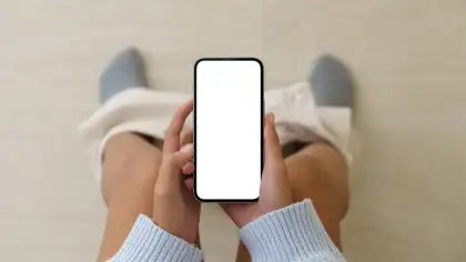 هل استخدام الهاتف في الحمام يسبب البواسير؟