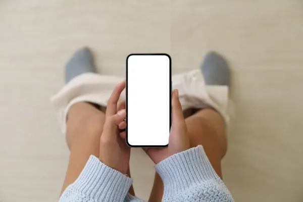 هل استخدام الهاتف في الحمام يسبب البواسير؟
