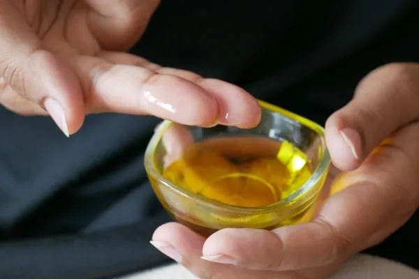 فوائد زيت الزيتون للبشرة وهل يغني عن واقي الشمس؟