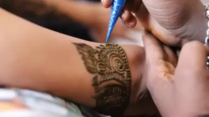 تفسير رؤية الحناء في المنام للمتزوجة والعزباء والرجل