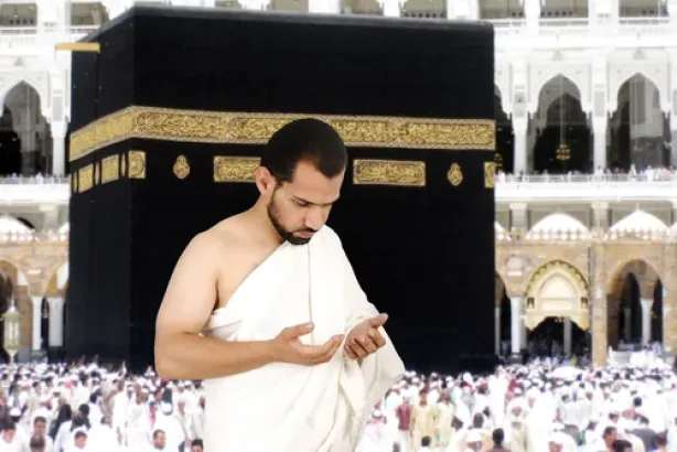 معنى فريضة الحج في الإسلام وأهميتها الروحية كأحد أركان الدين الخمسة.