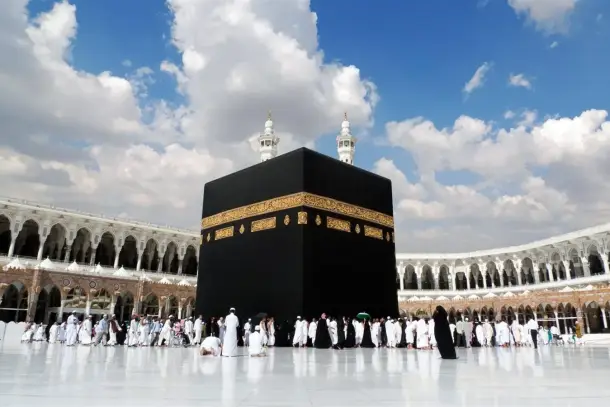 مشهد تعبيري يظهر الطواف حول الكعبة المشرفة وأداء مناسك الحج والعمرة في المنام