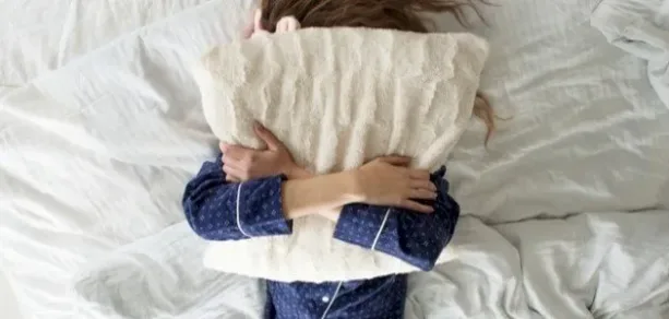 صورة تعبيرية لعقل الإنسان يظهر فيه تداخل الأفكار والمشاعر والقلق.