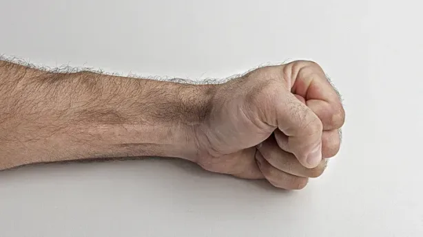 استخدام مقياس يدوي لتقييم قوة القبضة كجزء من الفحص الصحي.