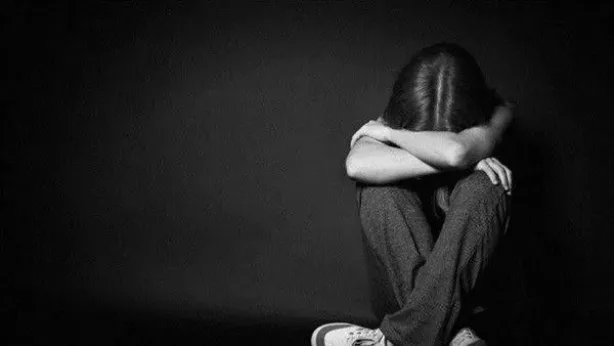 عيون تذرف الدموع، توضح مشاعر البكاء والحزن الشديد في سياقات مختلفة من الأحلام.