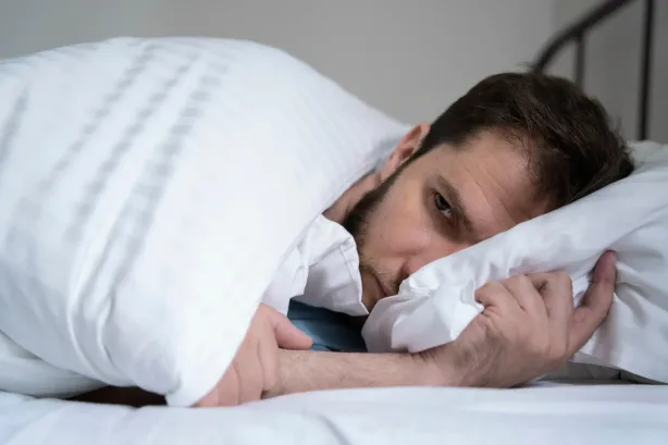 غرفة نوم هادئة ومظلمة بدرجة حرارة مثالية تساعد على النوم المريح.