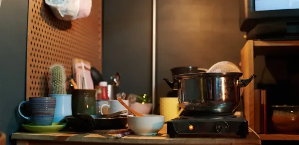 امرأة تطهو في مطبخها، ترمز إلى العطاء والتحضير لمرحلة جديدة.