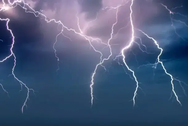يكشف تفسير حلم البرق عن دلالات الهداية والتغيرات العاجلة في الحياة. تعرف على معاني ظهوره مع المطر أو الرعد واستكشف الرسائل…