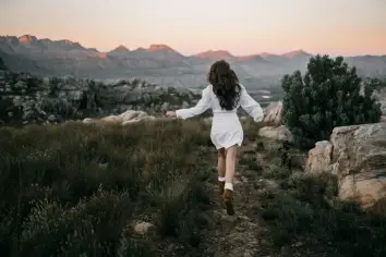 تفسير حلم الهروب والخوف من شخص مجهول