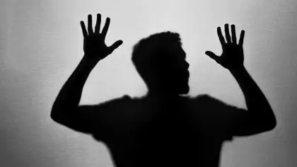لماذا نشعر بالخناق والهلع داخل الأماكن الضيقة؟ وكيف نتغلب عليه؟