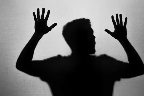 يتعرض البعض لنوبات هلع واختناق داخل المصاعد والأماكن الضيقة. اكتشف أسباب رهاب الأماكن المغلقة النفسية والعصبية واستراتيجيات…