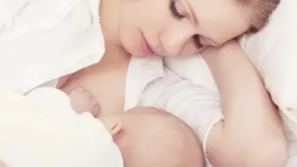 كيف تؤثر مشاركة السرير مع الرضيع على استمرار الرضاعة الطبيعية؟
