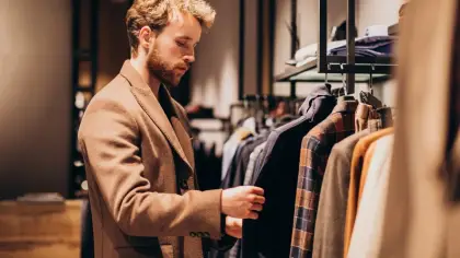 تفسير رؤية الملابس في منام الرجل بين التجديد والستر