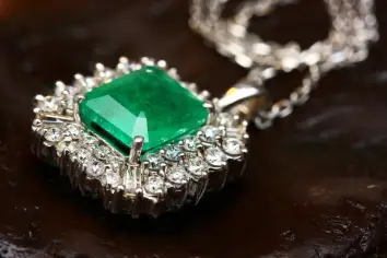 ما دلالة رؤية الأحجار الكريمة الخضراء في المنام في المنام؟