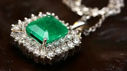 ما دلالة رؤية الأحجار الكريمة الخضراء في المنام في المنام؟